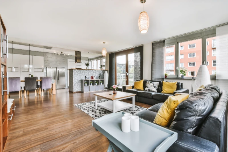 piso reformado en un ambiente de salón comedor y cocina