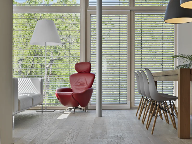 Reforma integral de casa en Vallvidrera - salón minimalista - mesa , sofá , sillas, lámparas y sillón rojo