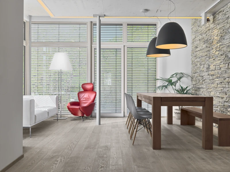 Reforma integral de casa en Vallvidrera - salón minimalista - mesa , sofá , sillas, lámparas y sillón rojo