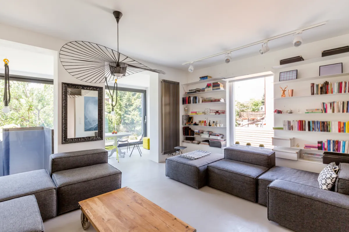 reforma integral en Sant Andreu, El Bon Pastor. Barcelona, sala de estar y librería