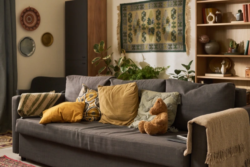 reformas en Sants salón cálido vista sofá y muebles pared