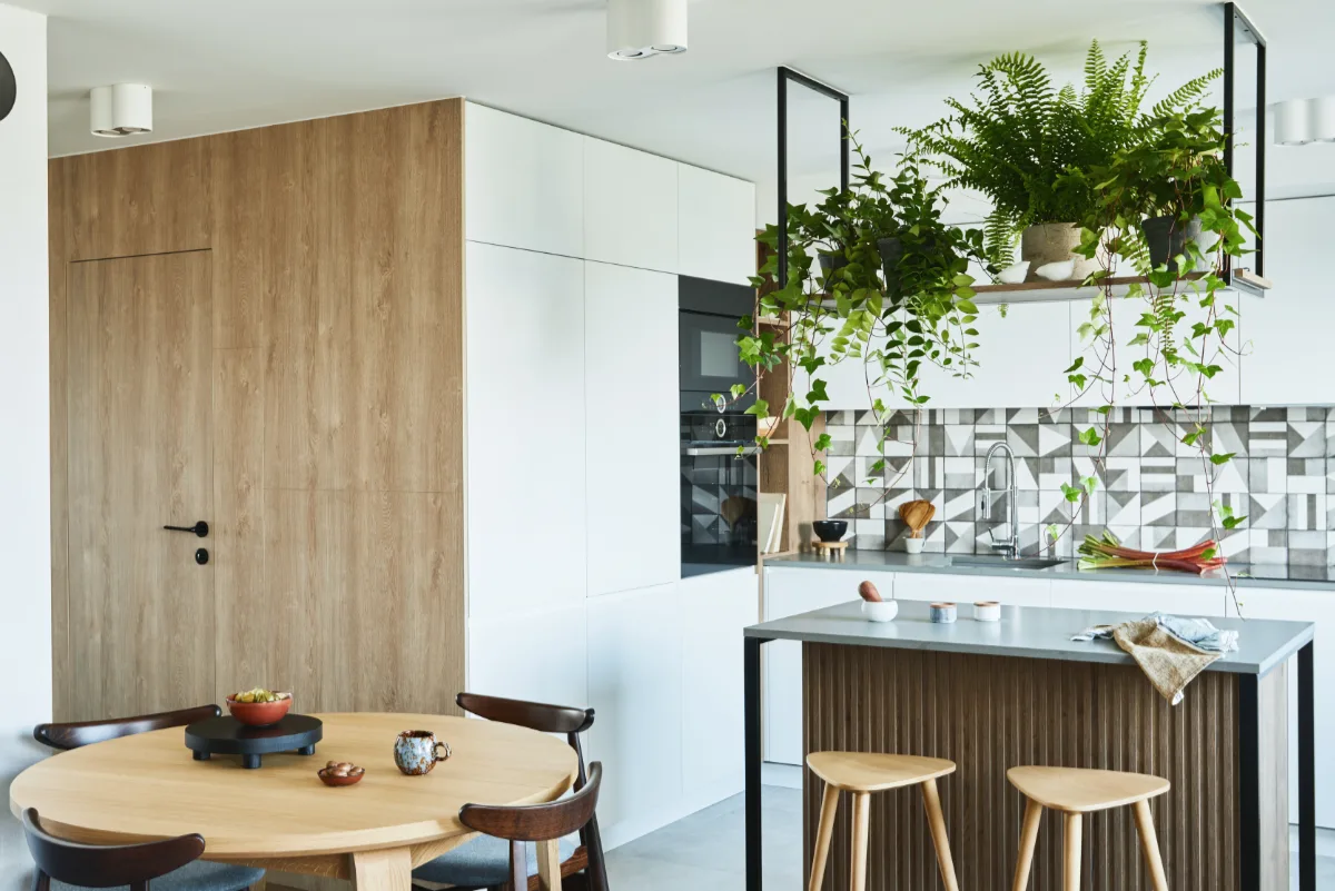 Ventajas de abrir la cocina al salón: 1)creamos un único ambiente 2) ganamos espacio en el hogar. Ideas para cocinas abiertas y hablamos también de los permisos para tirar un tabique