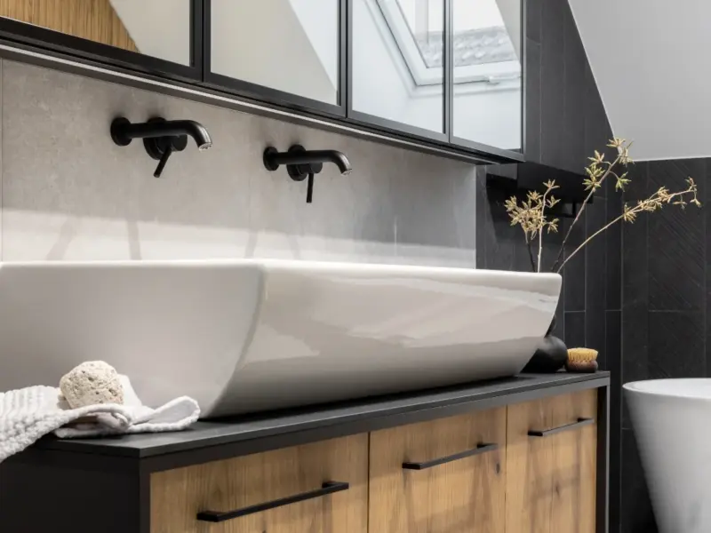 reforma en Pedralbes - detalle de calidades de muebles de baño lavabo doble y bañera al fondo