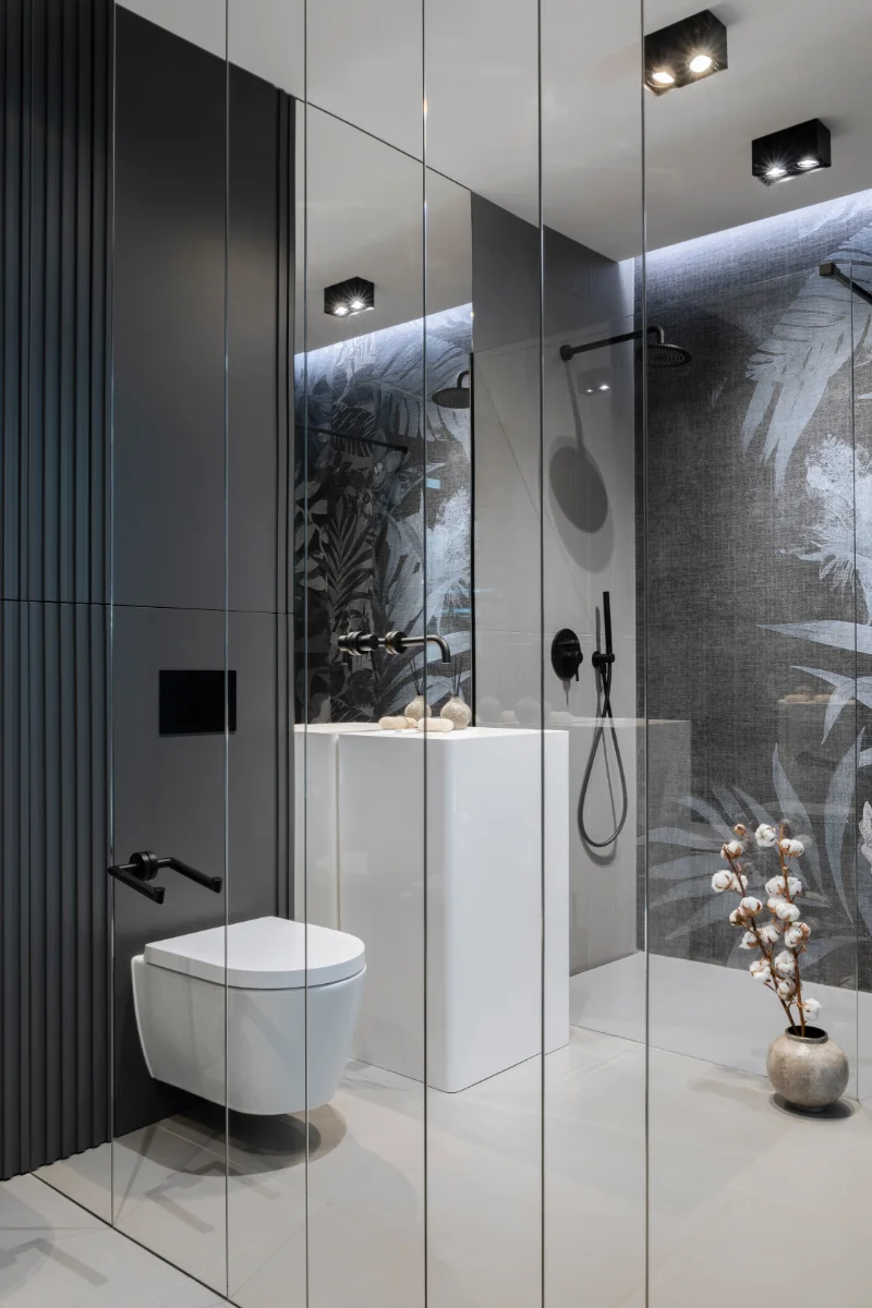 reformas integrales en Les Corts - Baño reformado con ducha practica moderna funcional y elegante