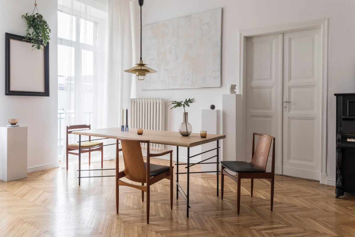 salón comedor reformado con suelo de madera y amueblado con estilista-1200x800