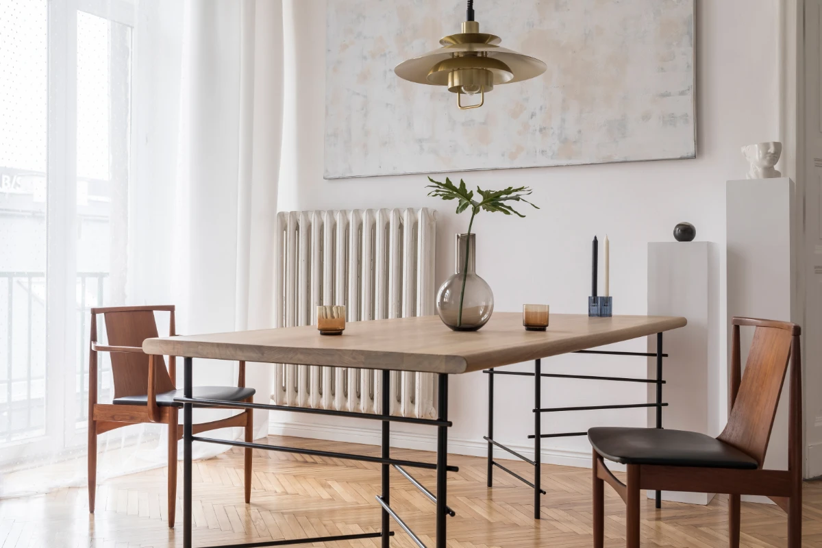 salón comedor reformado con suelo de madera y amueblado con estilista