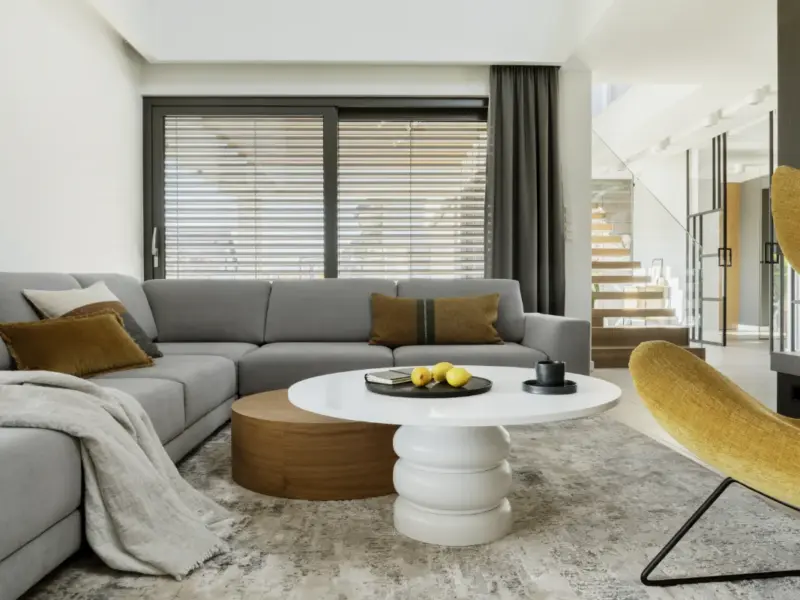 salón de estar lujoso y confortable con chimenea y escaleras al fondo casa en Pedralbes-3.