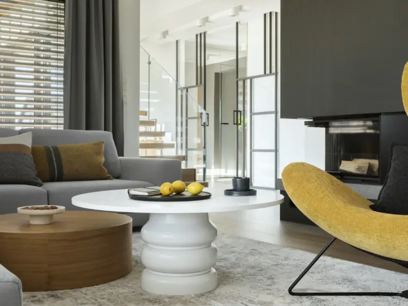 salón de estar lujoso y confortable con chimenea y escaleras al fondo casa en Pedralbes.