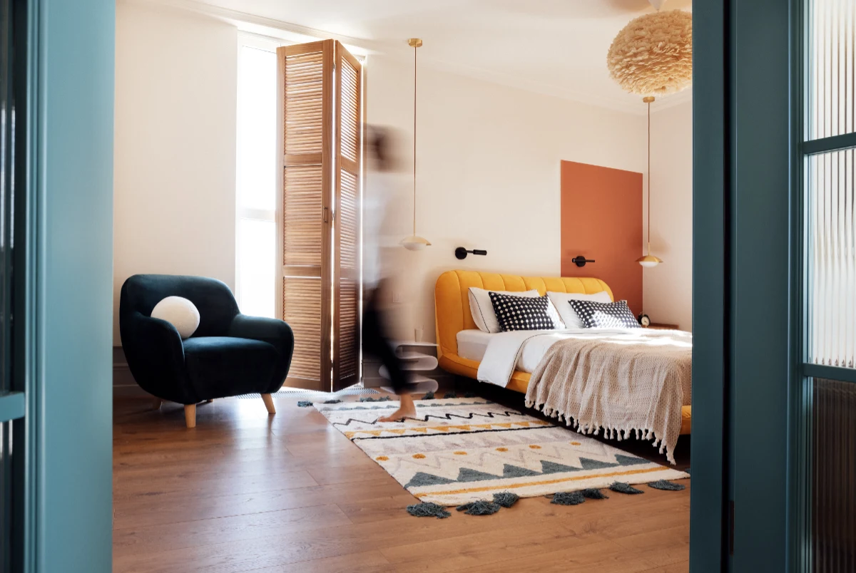 reforma y eficiencia energética en Barcelona rehabilitación energética de viviendas - habitación aislada tras reforma. Aislamiento térmico y acústico en paredes y con suelo de madera. Ahorro en facturas de energía y mejora en confort