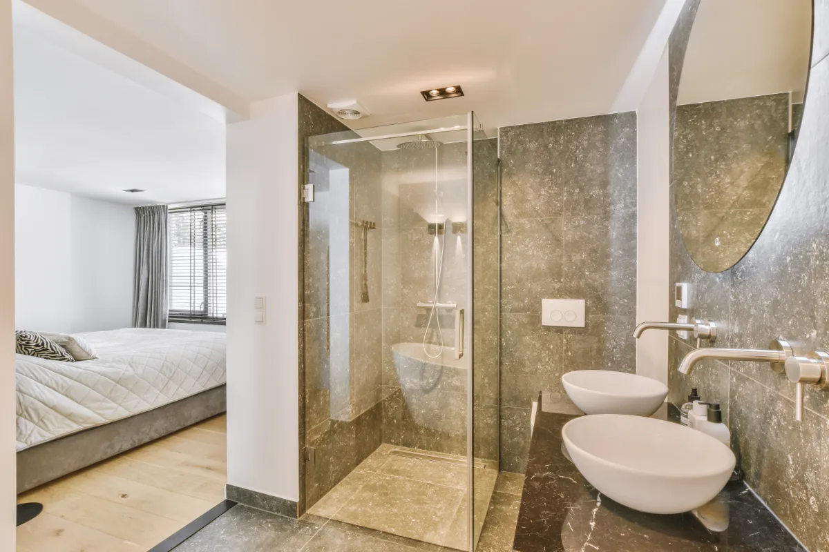 reformas de accesibilidad en Barcelona. Adaptar baño para personas mayores o con movilidad reducida. Cambiar bañera por plato de ducha.