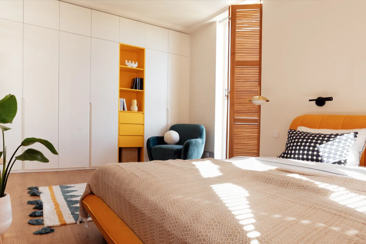 Habitación reformada y estilizada con vestidor y un estilo muy cálido y mediterráneo propio de Barcelona