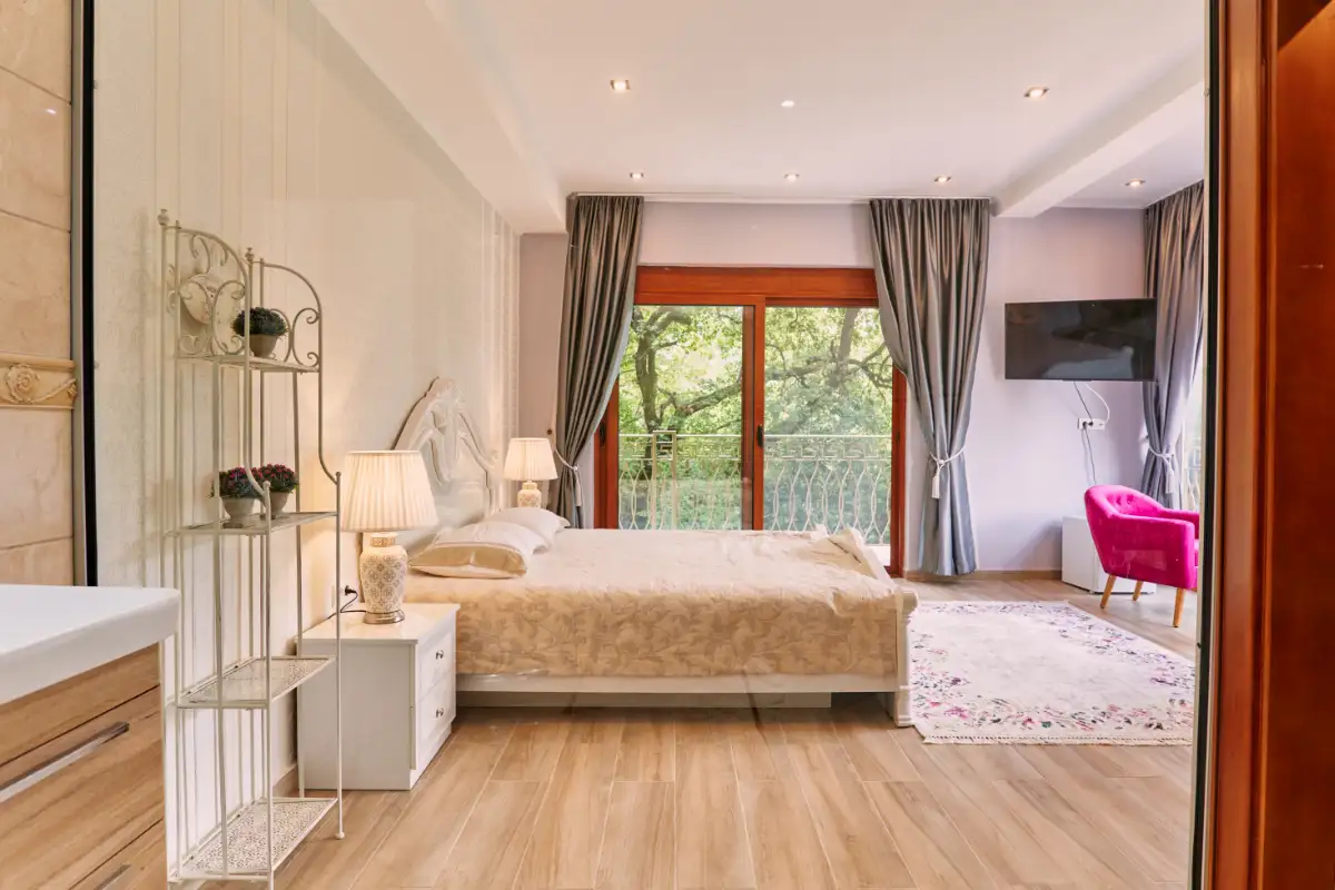 Reforma de piso para hacer dormitorio en suite en Barcelona. Habitación de matrimonio con baño.