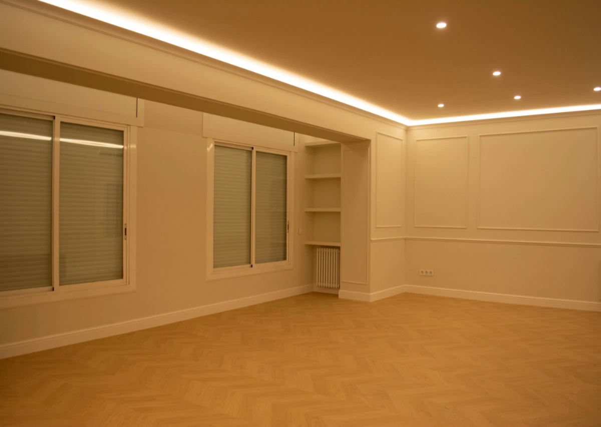 grupo a y m alisado de paredes y reformas integrales cornisas con luces LED- persianas bajadas