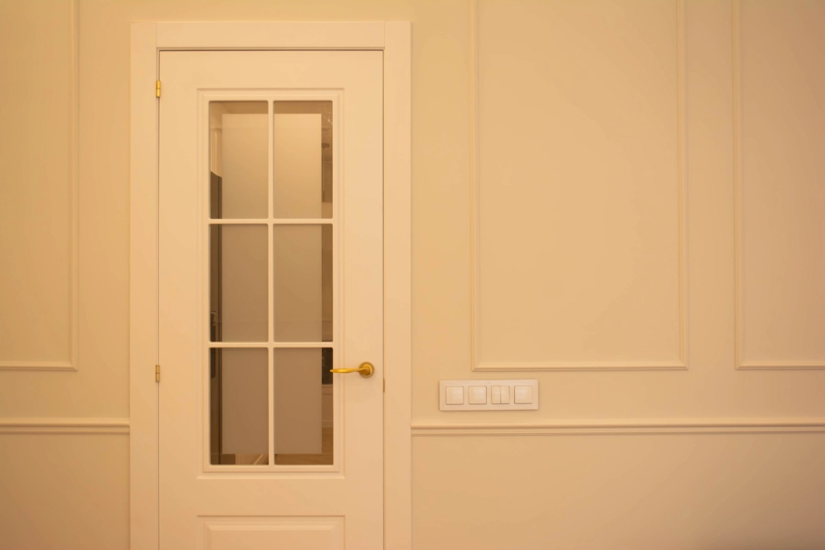 iluminación con cornisas de luces LED - puerta recibidor Grupo AyM