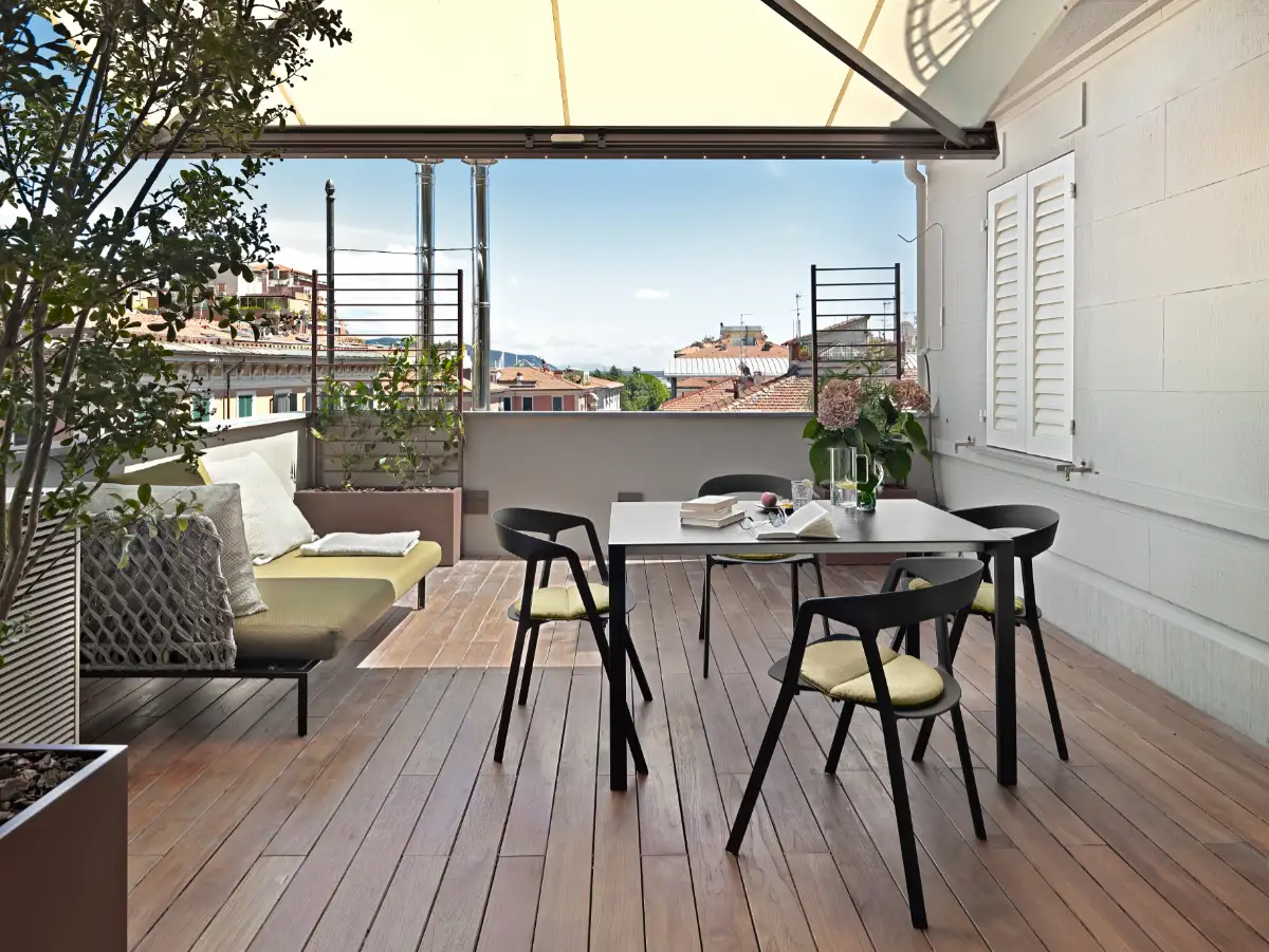 suelos para terrazas exteriores -reforma de terraza en Barcelona - toldo perfecto para sol y agua