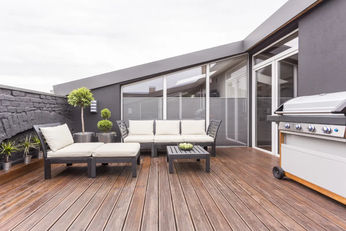 uniendo exterior con interior reforma terraza en Barcelona y uso de cerramientos y mobiliario adecuados para terrazas