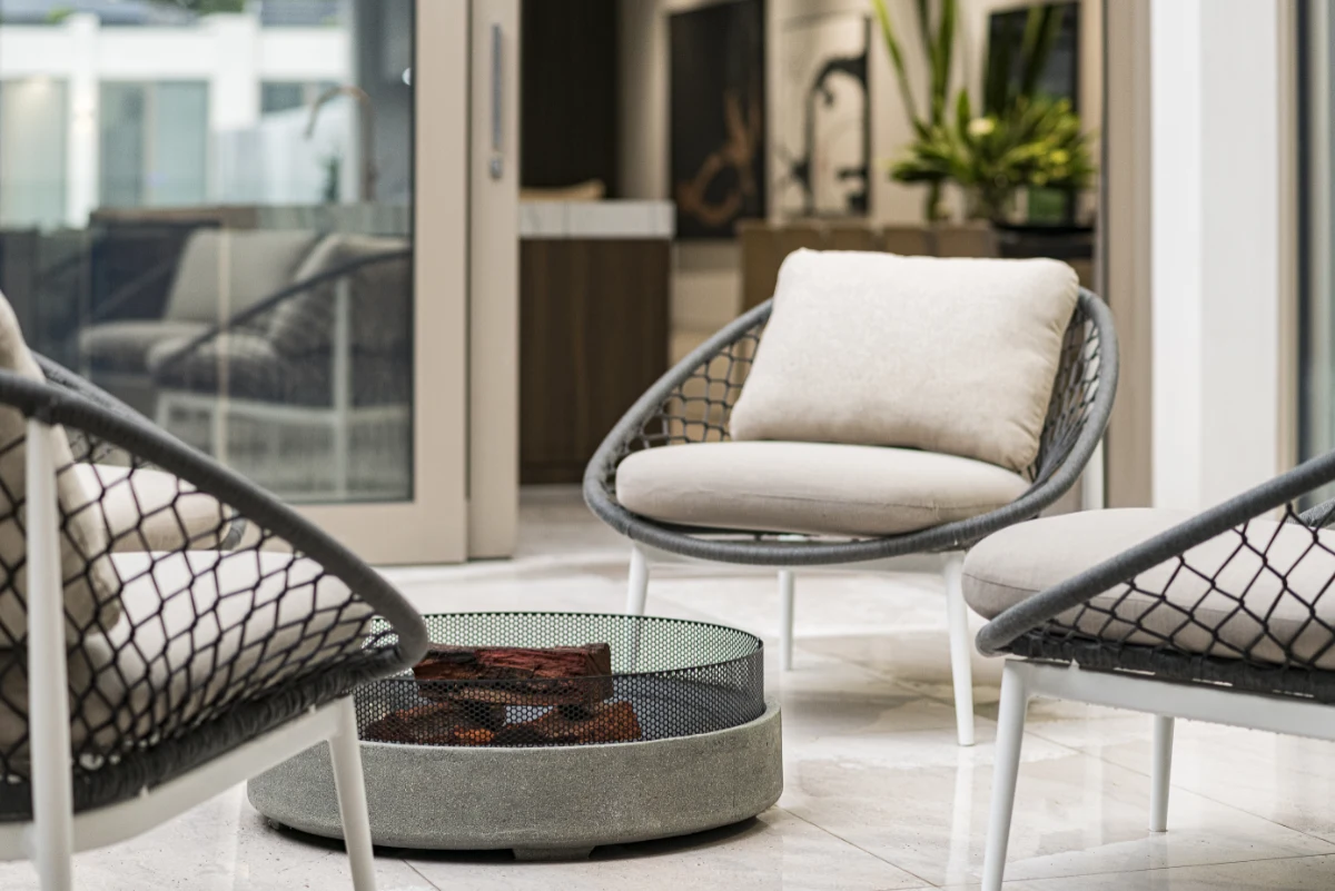 uniendo exterior con interior reforma terraza en Barcelona y uso de cerramientos y mobiliario adecuados para terrazas
